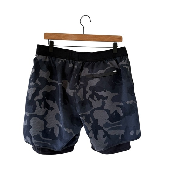 Vuori Mens Stockton Layered Compression Performance Shorts in Blue Grey Camo - Picture 5 of 7